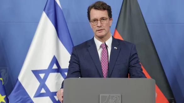 Nordrhein-Westfalens Ministerpräsident Hendrik Wüst spricht bei einer Pressekonferenz in Düsseldorf. - © David Young/dpa