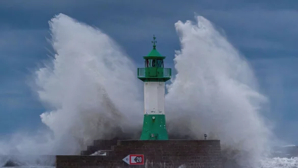Wellen der Ostsee peitschen bei einem schweren Sturmtief an den Leuchtturm auf der Ostmole. Wegen des Sturmtiefs sind an der Ostseek&uuml;ste Stra&szlig;en und Uferbereiche vom Hochwasser &uuml;berschwemmt worden. - &copy; Georg Moritz/dpa