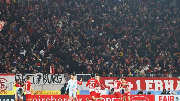 Freiburgs Spieler jubeln &uuml;ber den Treffer zum 1:0. - &copy; Philipp von Ditfurth/dpa