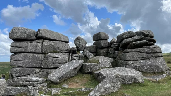 Wie aufgestapelte und teils wieder eingest&uuml;rzte Riesenbaukl&ouml;tze: &laquo;Tor&raquo; nennt man die im Dartmoor vorkommende typische Felsformation. - &copy; Christoph Driessen/dpa-tmn