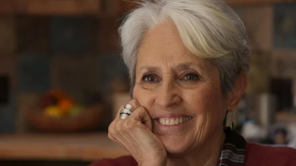 Joan Baez in einer Szene des Films "Joan Baez I Am A Noise". - &copy; -/Alamodefilm/dpa