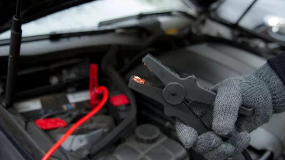 Energiespritze mit ordentlich Saft: Mit einem Starthilfekabel an Bord, kann man sich bei schwacher Batterie bei anderen Hilfe holen oder selbst Starthilfe geben. - &copy; Andrea Warnecke/dpa-tmn