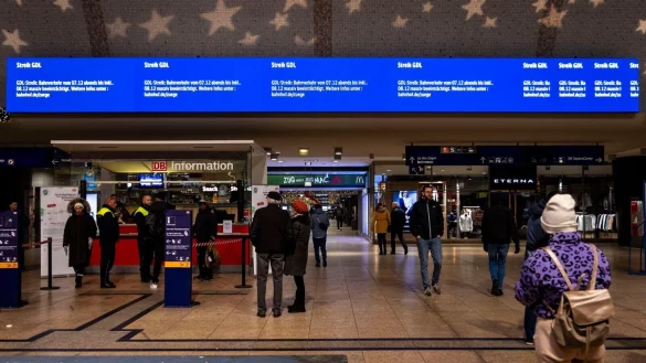 Bildschirme &uuml;ber der DB Information informieren Reisende zum Streik. - &copy; Christoph Reichwein/dpa