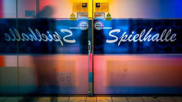 In Deutschland sind laut dem «Glückspielatlas» etwa 4,6 Millionen Menschen von Spielsucht betroffen. - © Sina Schuldt/dpa