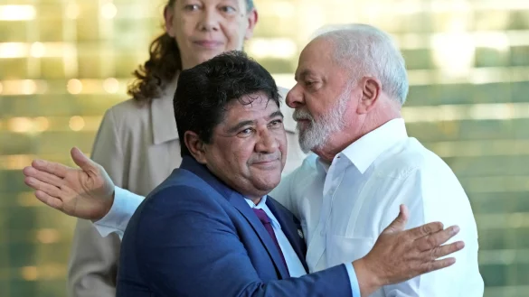 Ednaldo Rodrigues (M.) zusammen mit dem brasilianischen Präsidenten Luiz Inacio Lula da Silva. - © Eraldo Peres/AP/dpa
