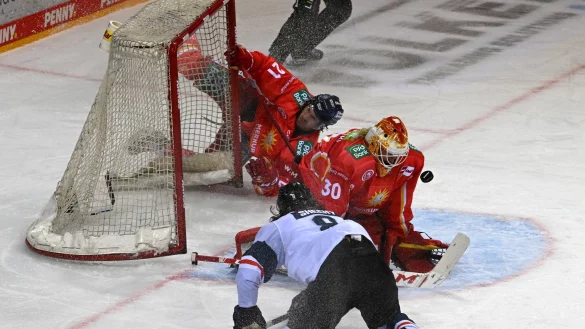 D&uuml;sseldorf Brendan O\'Donnell (oben) verschiebt das Tor. - &copy; Federico Gambarini/dpa