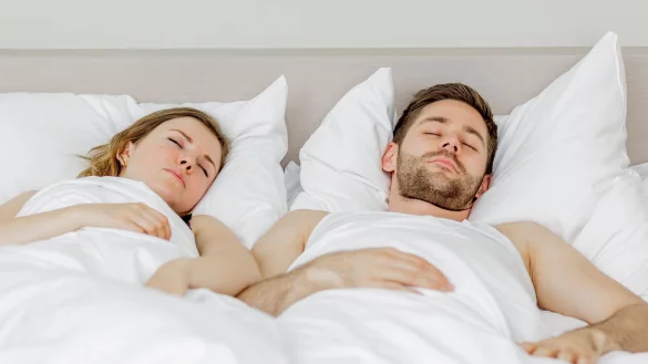 Die meisten Paare genießen auch nachts die Nähe zueinander. - © Christin Klose/dpa-tmn