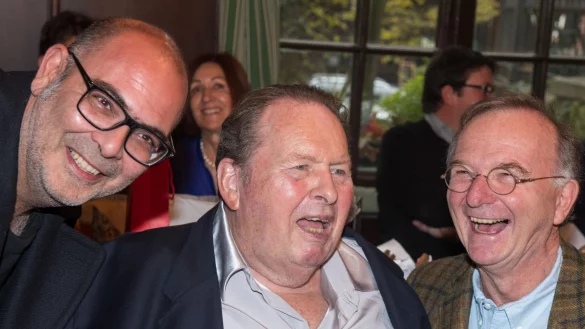 Ottfried Fischer (M) feiert zusammen mit den Kabarettisten Hannes Ringlstetter (l) und Michael Lerchenberg im Augustinerkeller in M&uuml;nchen. - &copy; Stefan Puchner/dpa