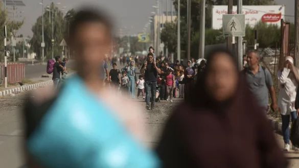 Pal&auml;stinenser fliehen auf der Salah al-Din-Stra&szlig;e aus Gaza-Stadt in den s&uuml;dlichen Gazastreifen. - &copy; Mohammed Dahman/AP/dpa