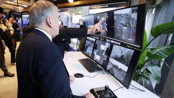 Christoph Meurers erkl&auml;rt Herbert Reul (vorne, CDU) die Aufnahmen der neuen mobilen Videobeobachtungsanlage. - &copy; David Young/dpa