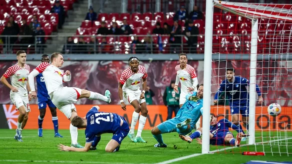 Leipzigs Lukas Klostermann (l) trifft gegen Hoffenheims Torwart Oliver Baumann zum 1:0. - &copy; Jan Woitas/dpa