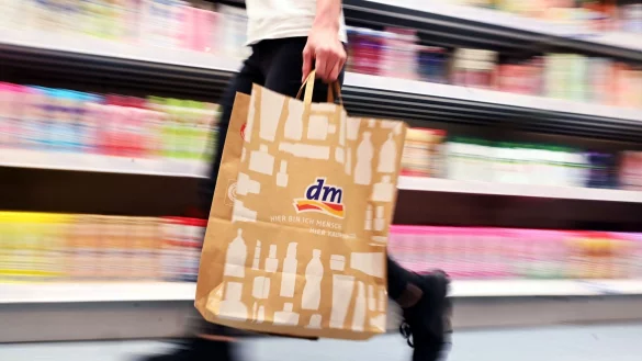 Die Drogeriemarktkette dm legt neue Umsatzzahlen vor. - © Uli Deck/dpa