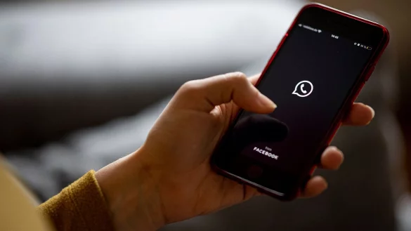 Wem viele fremde Fotos und Videos in der Smartphone-Galerie auffallen, sollte einmal die Chat-Einstellungen von Whatsapp checken. - &copy; Fabian Sommer/dpa/dpa-tmn