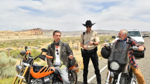 Max Parger (Florian Silbereisen, l) und Martin Grimm (Daniel Morgenroth, r) haben ein Problem: Sheriff Steve McCrown (Kai Pflaume) erkennt ihre F&uuml;hrerscheine nicht an. - &copy; Dirk Bartling/ZDF/dpa