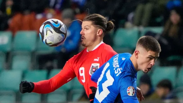 Die &Ouml;sterreicher um Marcel Sabitzer (l) setzten sich in Estland mit 2:0 durch. - &copy; Sergei Grits/AP/dpa