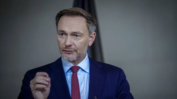 Finanzminister Christian Lindner ist überraschend zu einem Besuch nach Paris gereist. - © Kay Nietfeld/dpa