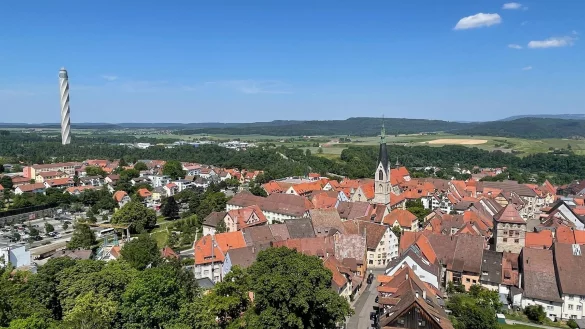 Wer den mittelalterlichen Hochturm besteigt, hat einen tollen Blick auf die Innenstadt und den Testturm. - &copy; Doris Burger/dpa-tmn