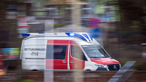 Ein Rettungswagen ist mit Blaulich im Einsatz. - &copy; Jens B&uuml;ttner/dpa/Symbolbild