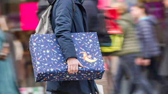 Zwei Drittel der Befragten lassen sich bei der Suche nach passenden Weihnachtsgeschenken von Freunden und Familie inspirieren. - © Frank Rumpenhorst/dpa/dpa-tmn