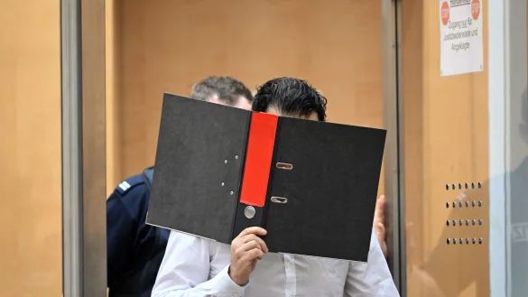 Der Angeklagte betritt den Gerichtssaal. - &copy; Federico Gambarini/dpa