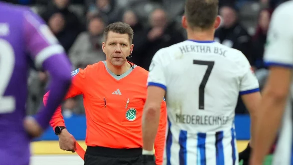 Schiedsrichter Patrick Ittrich (M.) hatte nach dem Spiel in Berlin eine Morddrohung gegen ihn &ouml;ffentlich gemacht. - &copy; Soeren Stache/dpa