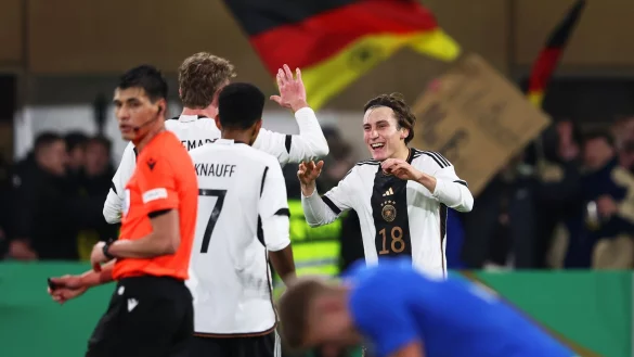 Rocco Reitz (r) feiert seinen Treffer gegen Estland. - &copy; Friso Gentsch/dpa