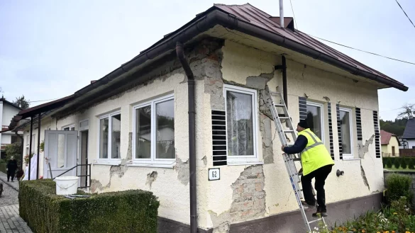 Ein von einem Erdbeben besch&auml;digtes Haus in der Slowakei. - &copy; Roman Hanc/TASR/dpa