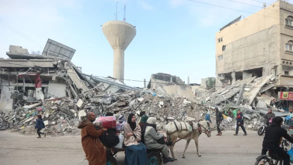 Nach der Wiederaufnahme der israelischen Angriffe wissen Anwohner im Gazastreifen h&auml;ufig nicht wohin. - &copy; Ahmed Zakot/SOPA Images via ZUMA Press Wire/dpa