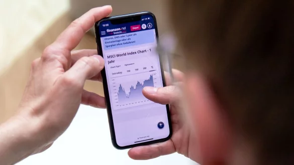 Aktienkurse sind nicht alles: Wollen Anleger in einzelne Unternehmen investieren, sollten sie verschiedene Zahlen f&uuml;r eine Einsch&auml;tzung zu Hilfe nehmen. - &copy; Bernd Diekjobst/dpa-tmn