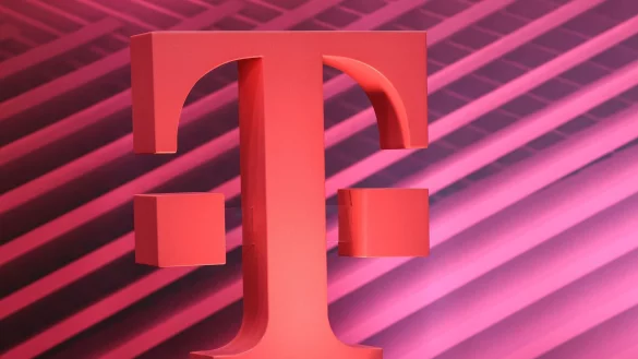 Das Logo der der Deutschen Telekom: Das Unternehmen hat Pl&auml;ne f&uuml;r eine Umstrukturierung. - &copy; Oliver Berg/dpa