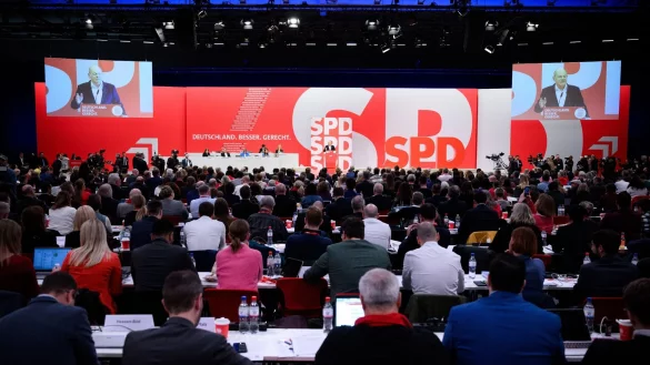 Es gibt zwei Dinge, die viele &uuml;berrascht haben bei diesem Parteitag: Der k&auml;mpferische Auftritt des Kanzlers und die Disziplin der Delegierten. - &copy; Bernd von Jutrczenka/dpa