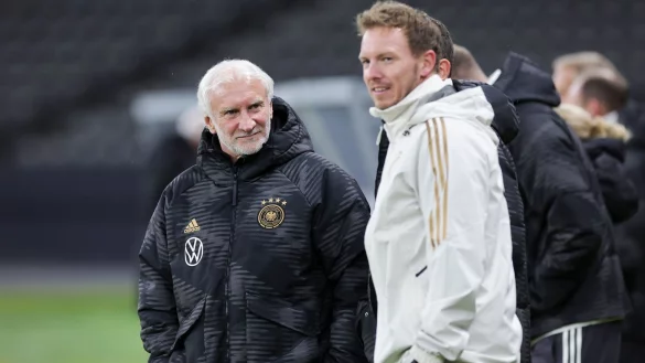 Werden das Endspiel der U17 gemeinsam verfolgen: Rudi V&ouml;ller (l) und Julian Nagelsmann. - &copy; Christian Charisius/dpa