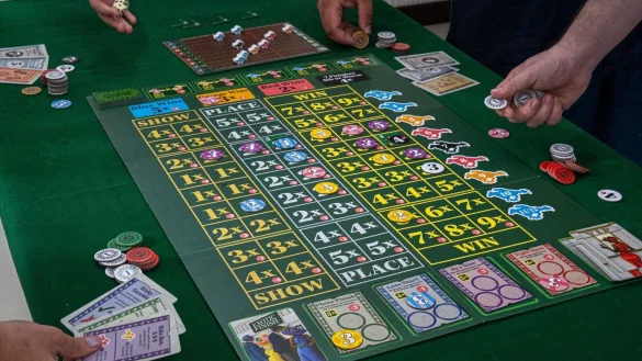 Auf welches Pferd blo&szlig; setzen? Mit &laquo;Ready Set Bet&raquo; wird der Wohnzimmertisch zur Pferderennbahn. - &copy; Strohmann Games/dpa-tmn