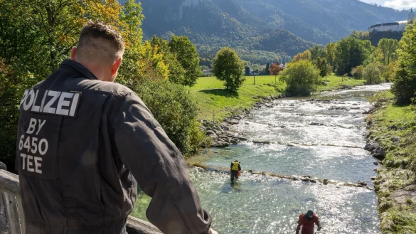 Nach dem Tod der Studentin suchen Polizeitaucher im Oktober 2022 in Aschau im Chiemgau das Flussbett der Prien nach Spuren ab. - &copy; Peter Kneffel/dpa