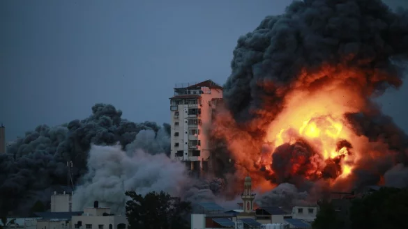 Rauch und Flammen steigen über Gaza-Stadt auf, nachdem israelische Streitkräfte ein Hochhaus angegriffen haben. - © Bashar Taleb/APA Images via ZUMA Press Wire/dpa