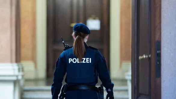 Polizistin vor dem Gro&szlig;en Schwurgerichtssaal in Wien: Der Prozess um das Attentat war mit lebenslangen Freiheitsstrafen f&uuml;r zwei und langj&auml;hrigen Haftstrafen f&uuml;r andere Angeklagte zu Ende gegangen. - &copy; Georg Hochmuth/APA/dpa
