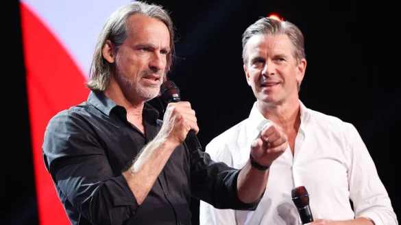 Richard David Precht (l) und Markus Lanz bei einem B&uuml;hnengespr&auml;ch (Archivbild). - &copy; Christian Charisius/dpa