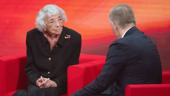 Moderator Johannes B. Kerner spricht w&auml;hrend der TV-Spendengala &laquo;Ein Herz f&uuml;r Kinder&raquo; mit der Holocaust-&Uuml;berlebenden Margot Friedl&auml;nder. - &copy; Sebastian Gollnow/dpa