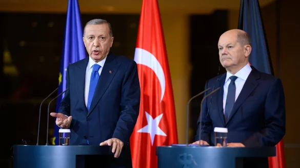 Bundeskanzler Olaf Scholz (r) und Recep Tayyip Erdogan während ihrer gemeinsamen Pressekonferenz im Kanzleramt. - © Bernd von Jutrczenka/dpa