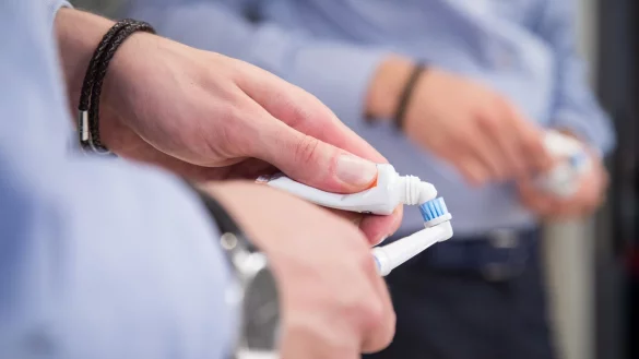 Wer eine elektrische Zahnb&uuml;rste aus der Drogerie nutzt, muss auf Extras verzichten. Zum Beispiel auf Apps, mit denen sich das Zahnputzverhalten analysieren l&auml;sst. - &copy; Christin Klose/dpa-tmn