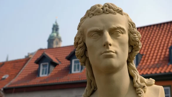 Schiller-B&uuml;ste vor dem Museum: Seine Zeit in Rudolstadt war kurz, aber pr&auml;gend f&uuml;r ihn. - &copy; Jan-Peter Kasper/dpa-Zentralbild/dpa-tmn