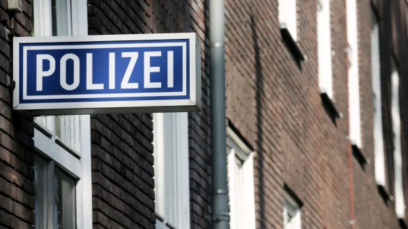 Ein Schild mit der Aufschrift &laquo;Polizei&raquo; h&auml;ngt an einem Polizeipr&auml;sidium. - &copy; Roland Weihrauch/dpa/Symbolbild