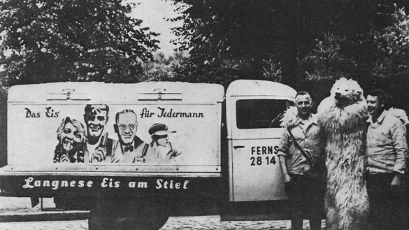 Ein historischer Eis-Wagen, der f&uuml;r &laquo;Eis am Stiel&raquo; wirbt. - &copy; --/Unilever Deutschland Gmbh/dpa
