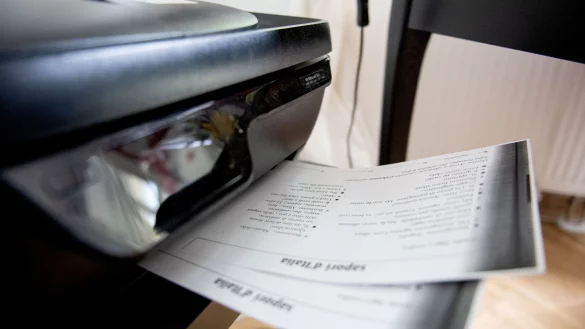 Ein Softwarefehler benennt den Drucker falsch, aber immerhin spuckt er weiter Ausdrucke aus. - &copy; Zacharie Scheurer/dpa-tmn