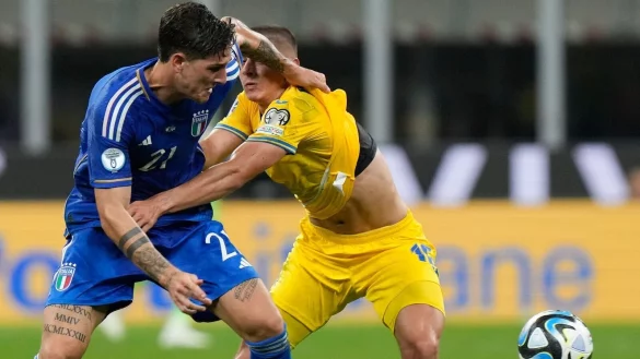 Gegen Italiens Nicolò Zaniolo (l) wird wegen des Verdachts illegaler Wetten ermittelt. - © Luca Bruno/AP/dpa