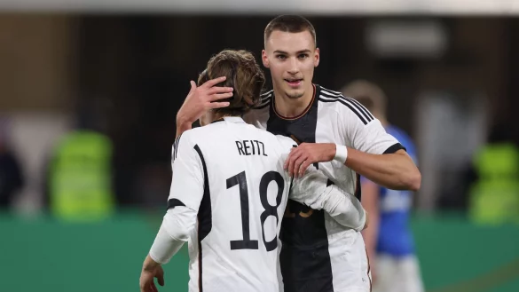 Deutschlands Torsch&uuml;tze Rocco Reitz (l) feiert seinen Treffer zum 4:1 mit Teamkollege Tim Lemperle. - &copy; Friso Gentsch/dpa