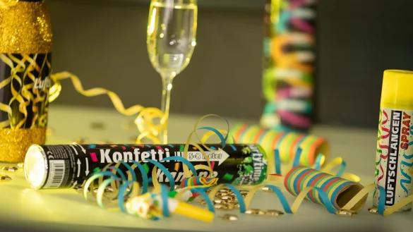 Silvesterartikel liegen auf einem geschm&uuml;ckten Tisch. - &copy; Friso Gentsch/dpa