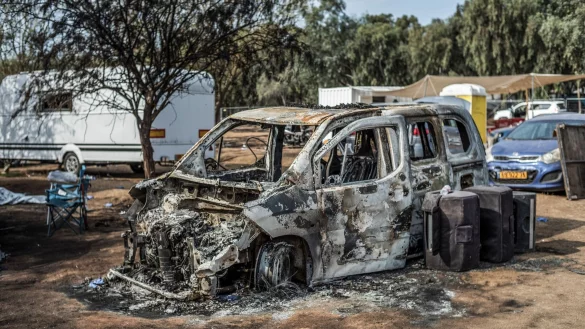 Ein Blick auf zerst&ouml;rte Fahrzeuge in der N&auml;he des Gel&auml;ndes des Musikfestivals. Bei dem Terrorangriff der Hamas auf das Fest starben 260 Menschen. - &copy; Ilia Yefimovich/dpa