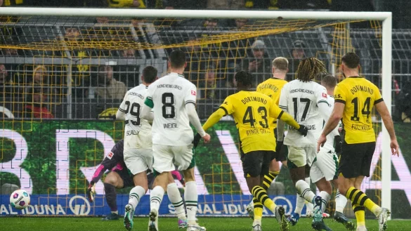 Jamie Bynoe-Gittens (3.r.) erzielte das dritte BVB-Tor im Borussia-Duell. - &copy; Bernd Thissen/dpa