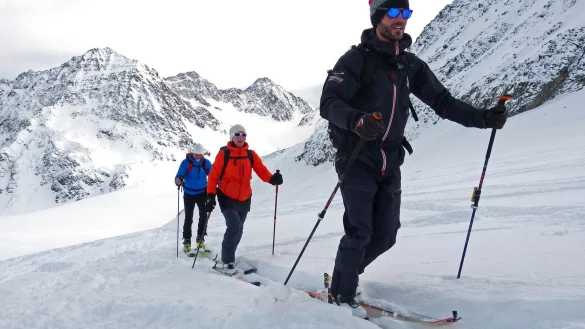 Die winterliche Bergwelt sicher meistern – vorbereitet mit essentieller Ausrüstung für das Abenteuer im Schnee. - © Florian Sanktjohanser/dpa-tmn
